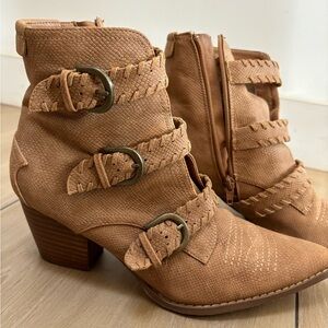 Coconuts by Matisse western boot, tan with brass buckles. SZ 8.5